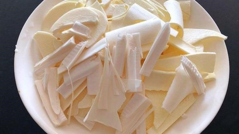 Ngâm củ hũ dừa trong nước cho tới khi sử dụng