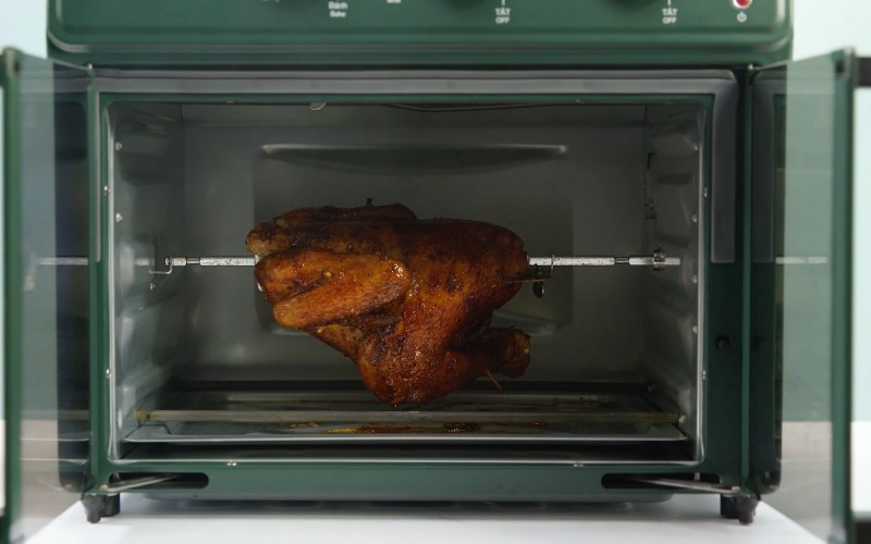 Mở cửa l&ograve; chi&ecirc;n kh&ocirc;ng dầu Kangaroo KG25AF2A để lấy g&agrave; nướng ra