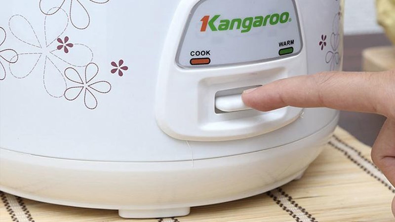 Khi nấu súp bằng nồi cơm điện, bạn phải ấn nút gạt nhiều lần