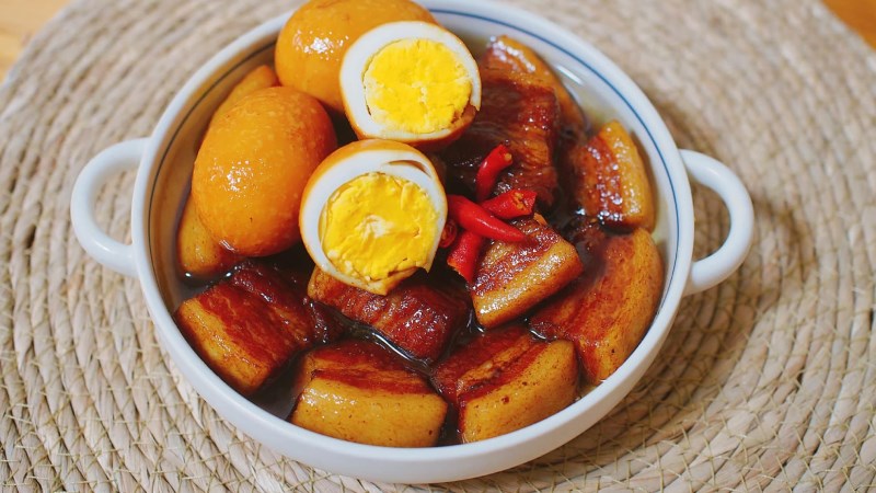 Thịt kho trứng bằng nồi hầm dưỡng sinh