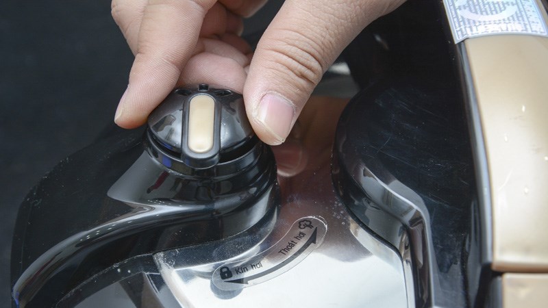 Xả &aacute;p suất trước khi mở nồi nắp nồi thịt kho trứng