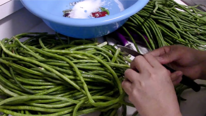 Cắt đầu đậu đũa, đậu que