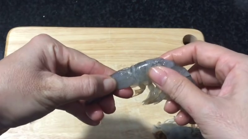 T&aacute;ch vỏ đu&ocirc;i t&ocirc;m