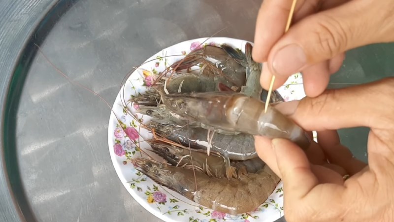 D&ugrave;ng tăm đ&acirc;m v&agrave;o mắt thứ 2 tr&ecirc;n th&acirc;n t&ocirc;m