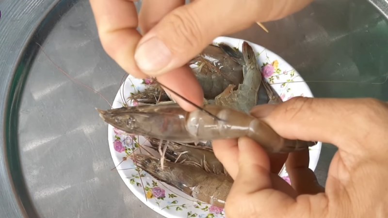 K&eacute;o chỉ t&ocirc;m ra khỏi th&acirc;n