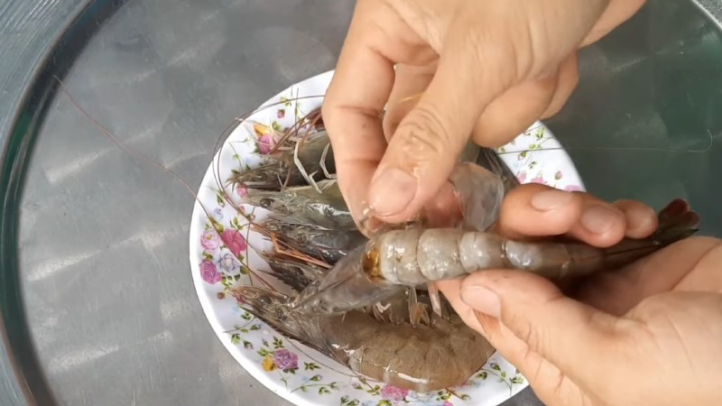 B&oacute;c bỏ vỏ phần th&acirc;n, đầu, đu&ocirc;i t&ocirc;m