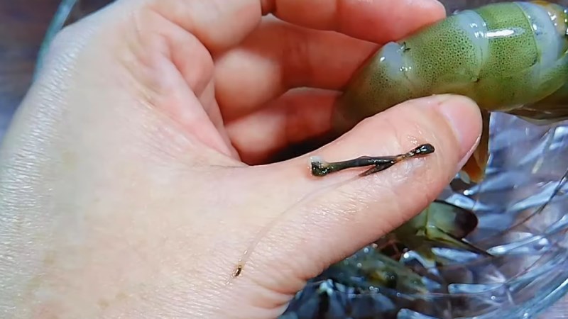 Chỉ t&ocirc;m được k&eacute;o ra khỏi th&acirc;n t&ocirc;m