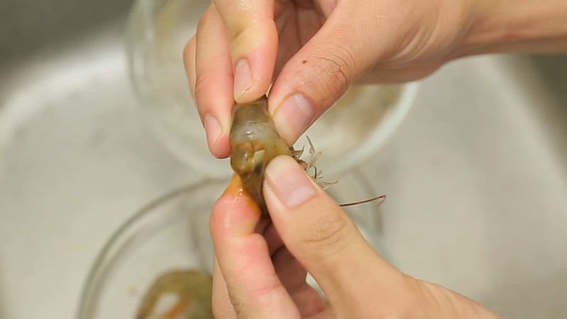 Nhẹ nh&agrave;ng đẩy ph&acirc;n t&ocirc;m ra ngo&agrave;i