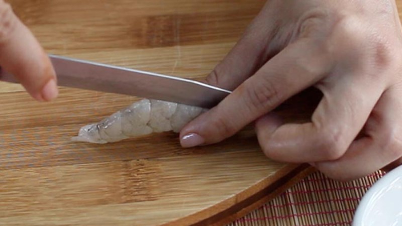 D&ugrave;ng dao chẻ lưng t&ocirc;m