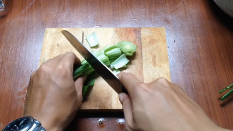 Cắt ch&eacute;o g&oacute;c 45 độ phần cuống rau cải th&igrave;a