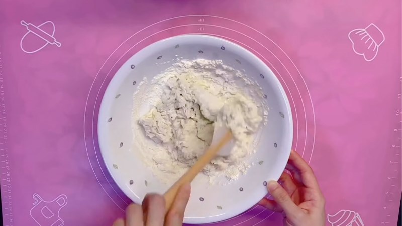 Trộn c&aacute;c nguy&ecirc;n liệu bột 