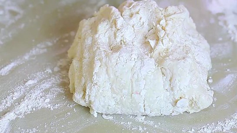 Đổ bột l&ecirc;n mặt phẳng đ&atilde; chuẩn bị