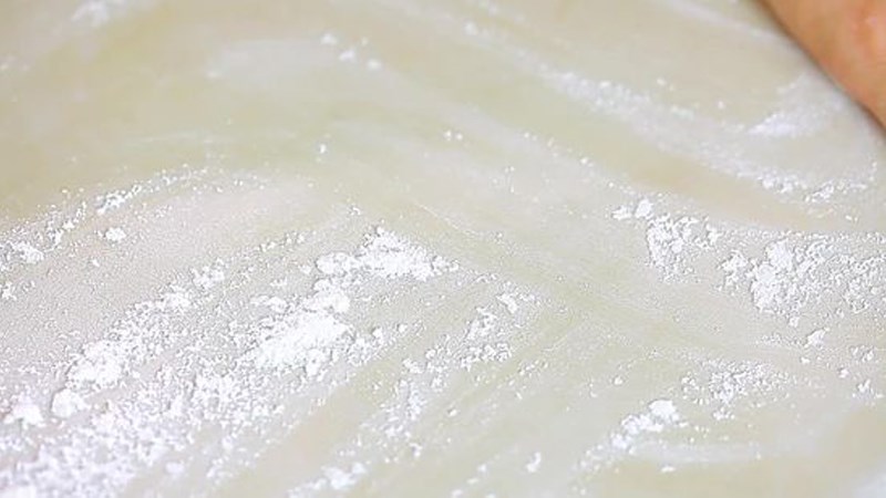 Rắc 1 &iacute;t bột l&ecirc;n mặt phẳng