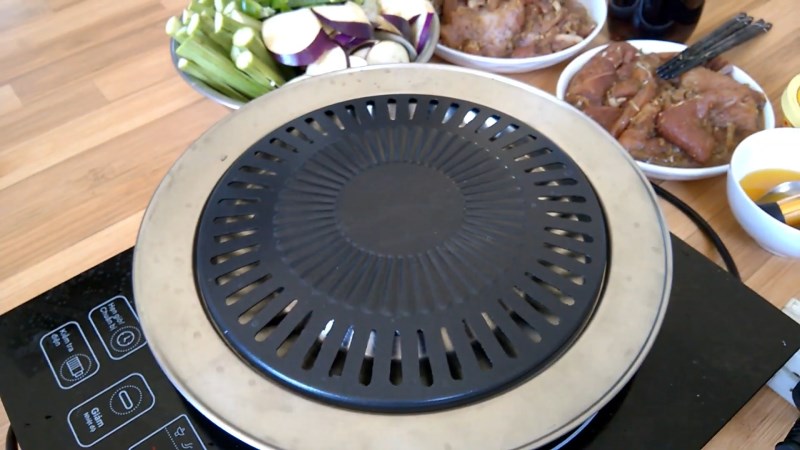 D&ugrave;ng vỉ nướng khi nướng thực phẩm bằng bếp từ