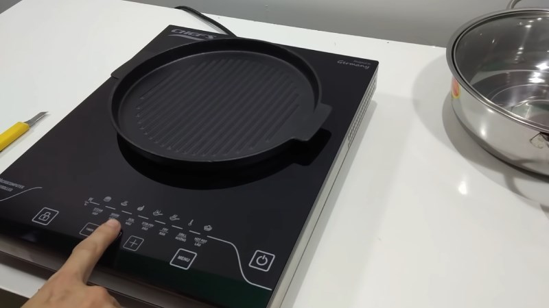 Đặt vỉ nướng l&ecirc;n bếp từ