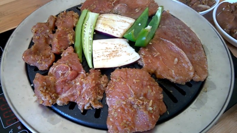 Xếp thịt l&ecirc;n vỉ nướng