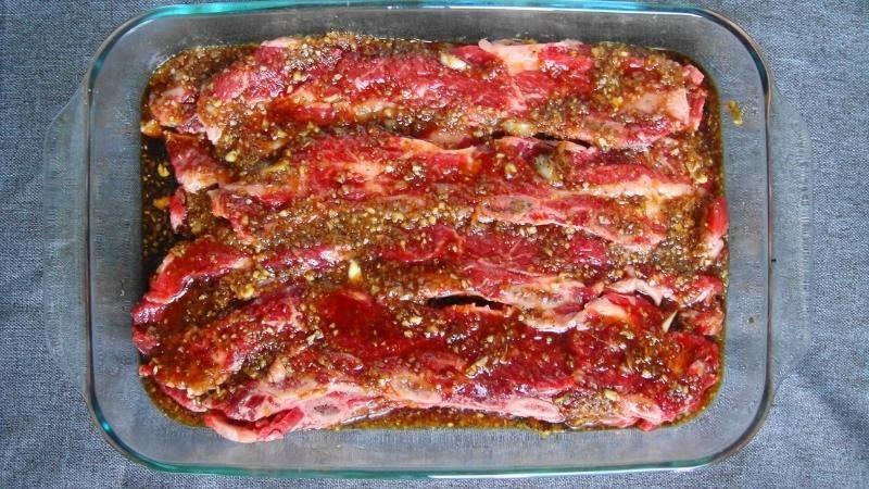 Tẩm ướp gia vị gi&uacute;p thịt mềm, hạn chế bị kh&ocirc; khi nướng