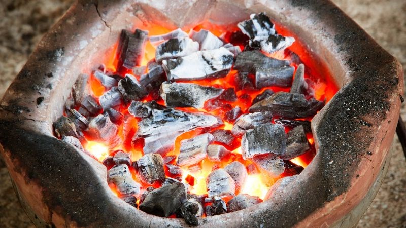 Giữ độ nóng của bếp than ở mức vừa phải khi nướng