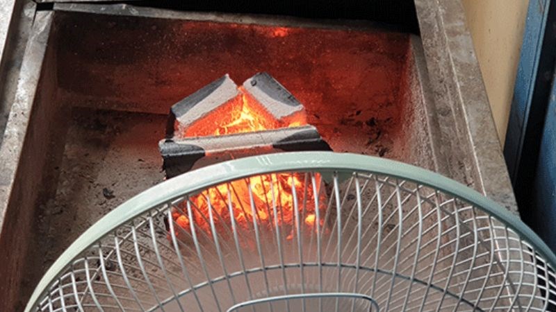 Dùng quạt giúp than cháy mạnh và ổn định hơn
