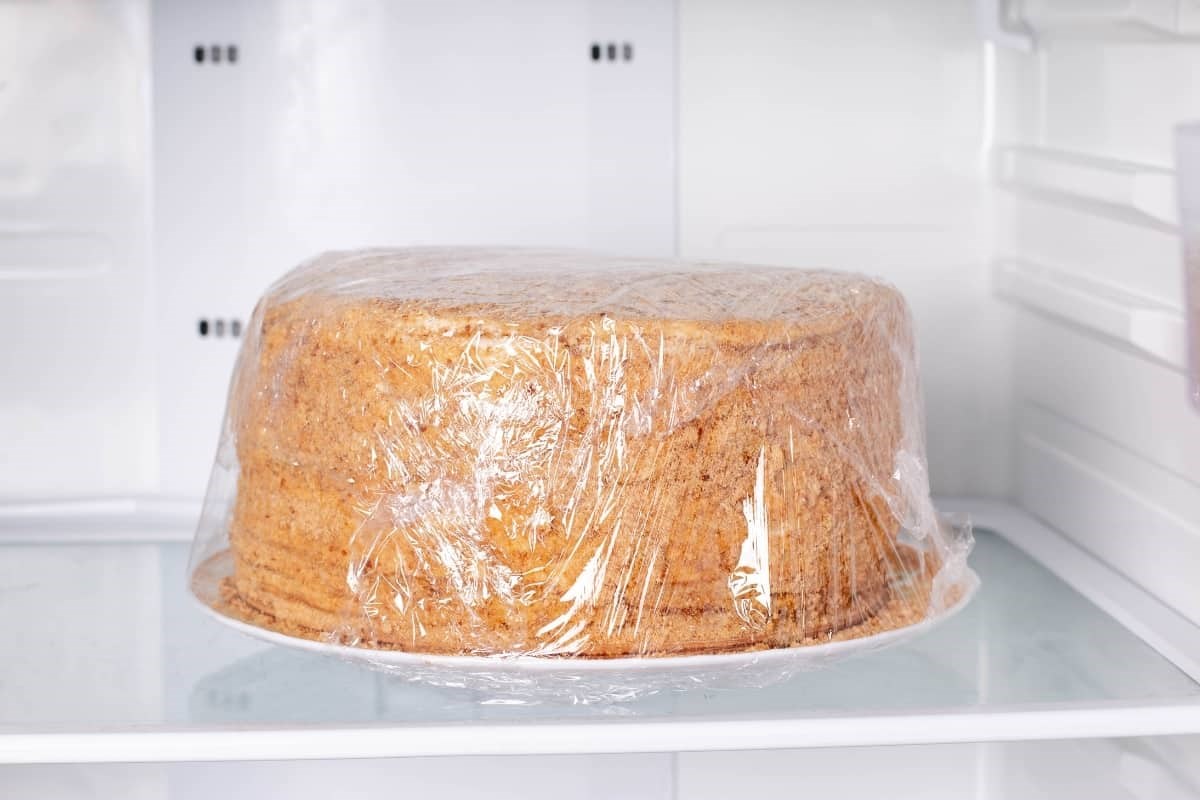 Dùng màng bọc thực phẩm bảo quán bánh không bị khô trong tủ lạnh