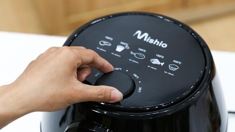 Phải l&agrave;m n&oacute;ng nồi chi&ecirc;n kh&ocirc;ng dầu trước khi nướng b&aacute;nh gato