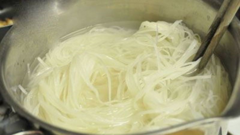 Trụng hủ tiếu nhanh trong nước s&ocirc;i