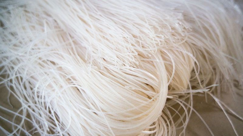 Cắt hủ tiếu th&agrave;nh c&aacute;c đoạn vừa ăn