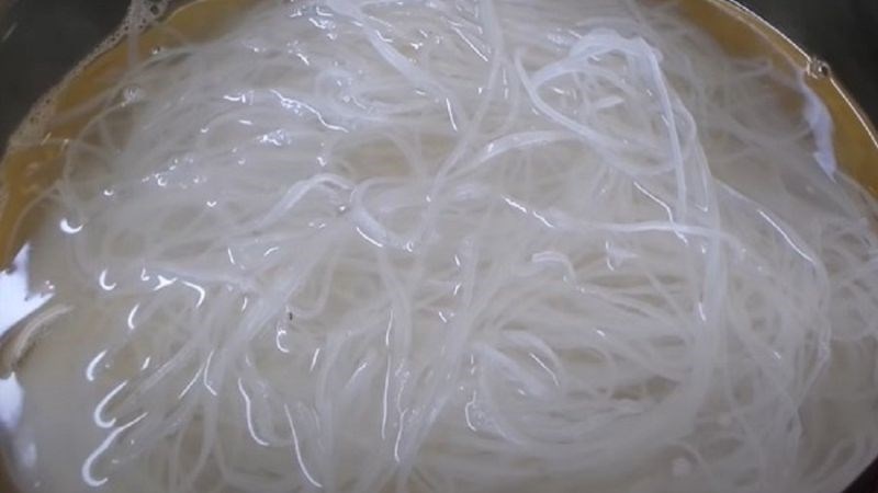 Ng&acirc;m hủ tiếu trong khoảng 5 - 10 ph&uacute;t