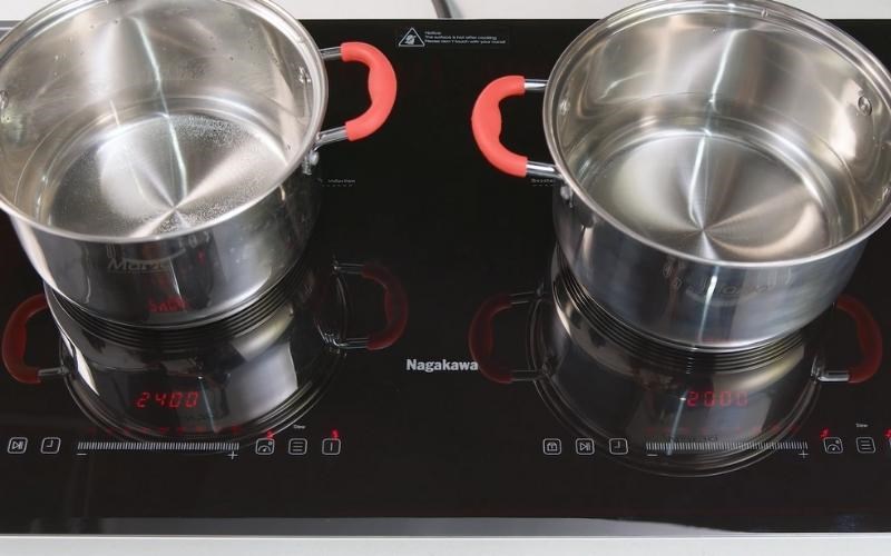 Đặt 2 nồi nước l&ecirc;n 2 v&ugrave;ng nấu