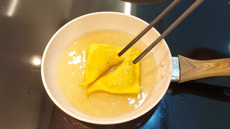 Chi&ecirc;n bằng chảo chống d&iacute;nh phải d&ugrave;ng nhiều dầu ăn