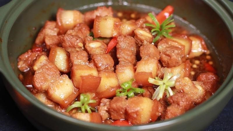 Kho 2 lửa gi&uacute;p thịt - c&aacute; mềm hơn, thấm đều gia vị