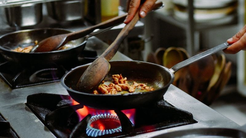 Kỹ thuật nấu ăn 2 lửa &aacute;p dụng trong nhiều c&aacute;ch nấu kh&aacute;c nhau