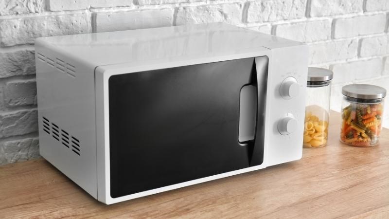 Cửa k&iacute;nh l&ograve; vi s&oacute;ng d&agrave;y n&ecirc;n kh&oacute; quan s&aacute;t kh&ocirc; b&ograve; khi nướng