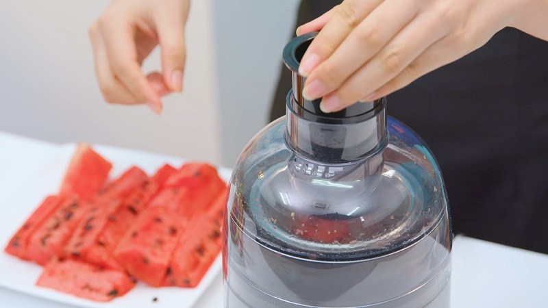 Ấn nhẹ để đẩy dưa hấu xuống