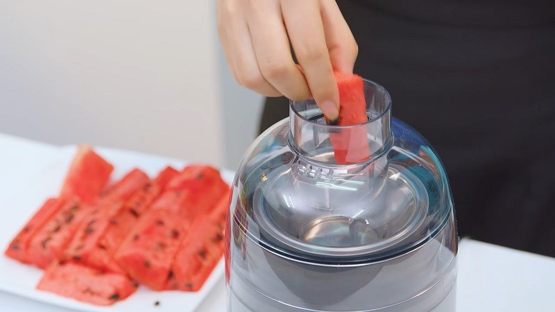 Cho dưa hấu đã cắt sẵn vào máy
