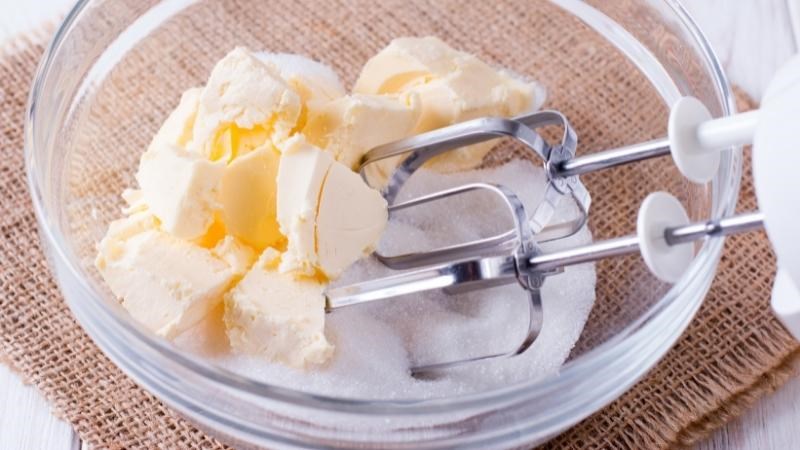 Dùng máy đánh trứng cầm tay, chỉnh tốc độ thấp để đánh bơ