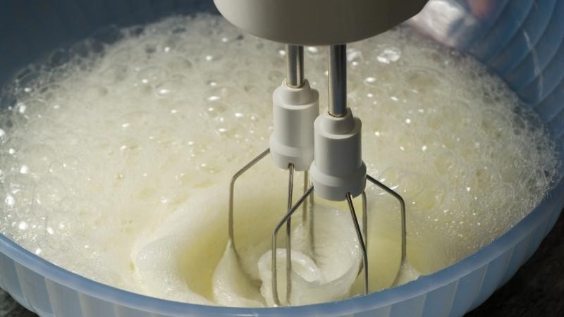 Mẹo sử dụng máy đánh trứng hiệu quả khi làm bánh