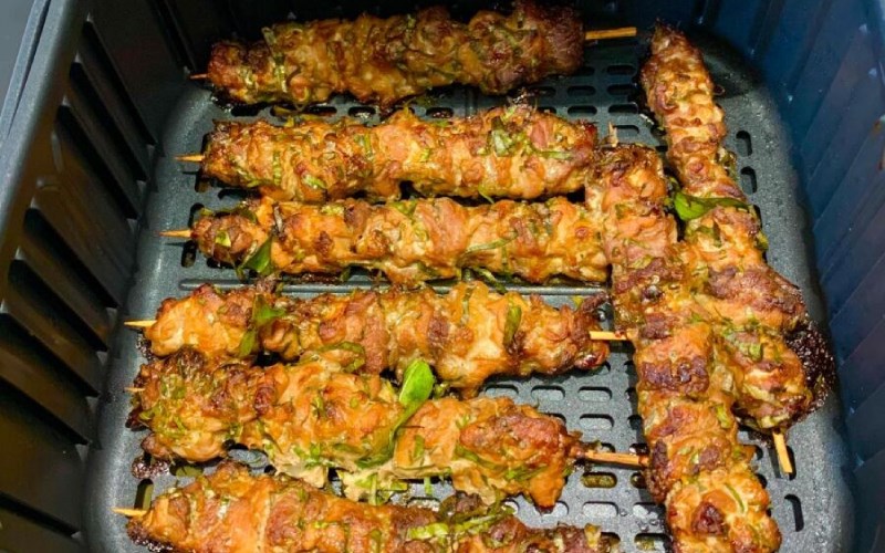 D&ugrave;ng nồi chi&ecirc;n kh&ocirc;ng dầu để nướng thịt xi&ecirc;n que