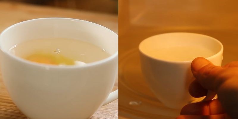 Chần trứng bằng ly sứ