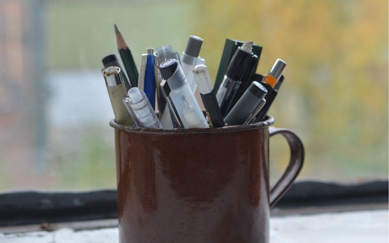 D&ugrave;ng ly sứ l&agrave;m hộp b&uacute;t