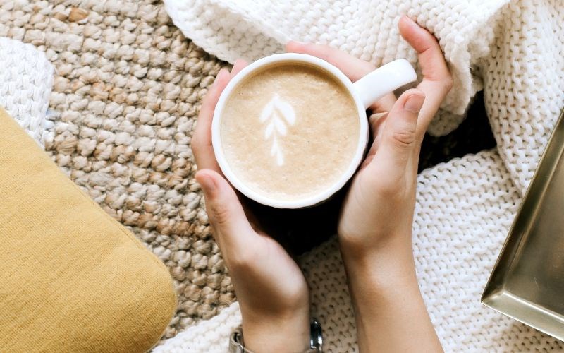 Sưởi ấm tay với ly sứ