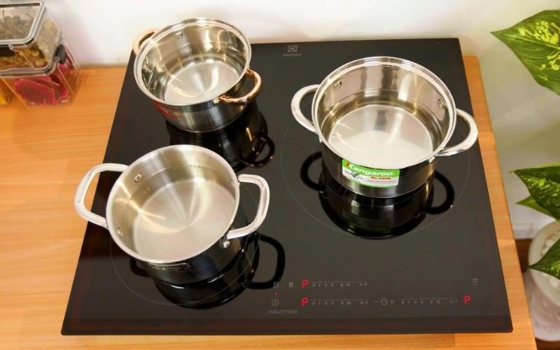 K&iacute;ch thước bếp từ 3 v&ugrave;ng nấu lắp &acirc;m Electrolux LIT60342 n&ecirc;n chiếm diện t&iacute;ch