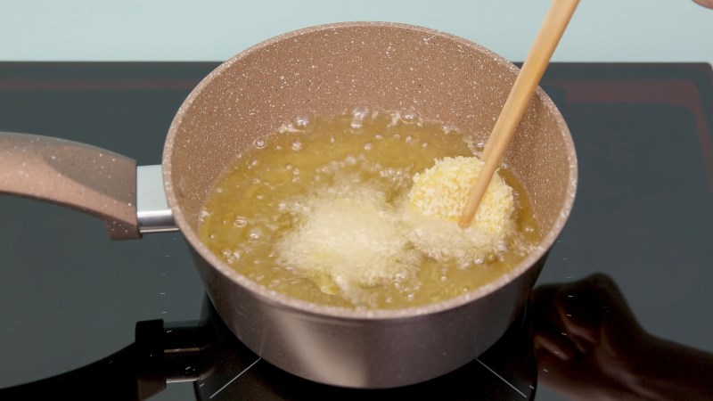 Cho đậu hũ v&agrave;o chi&ecirc;n trong chảo ngập dầu