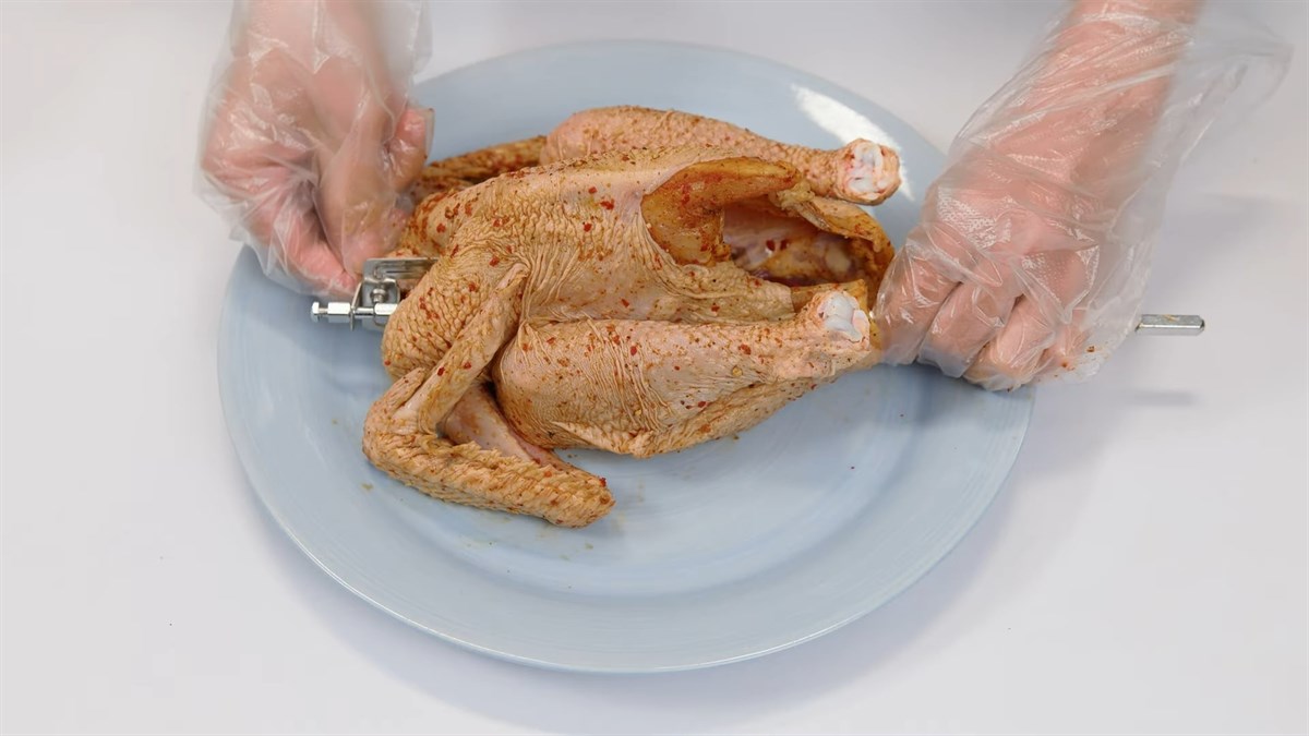 Cho g&agrave; v&agrave;o c&acirc;y xi&ecirc;n nướng được trang bị k&egrave;m l&ograve; chi&ecirc;n kh&ocirc;ng dầu Kangaroo KG25AF2A