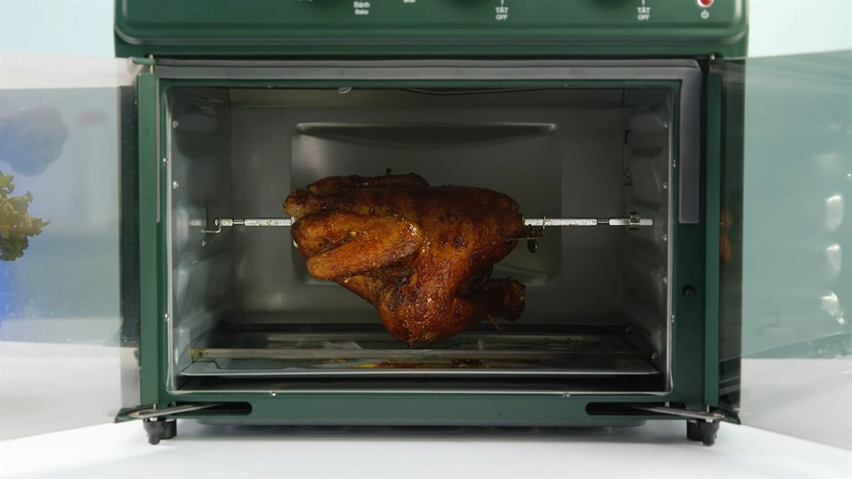 Chế độ quay khi nướng của l&ograve; chi&ecirc;n kh&ocirc;ng dầu Kangaroo KG25AF2A  gi&uacute;p g&agrave; ch&iacute;n v&agrave;ng đều