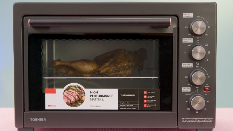 Khi nướng xong, đ&egrave;n n&uacute;t nguồn v&agrave; đ&egrave;n trong khoang l&ograve; nướng Toshiba TL-MC40EZF(GR) 40 l&iacute;t sẽ tắt