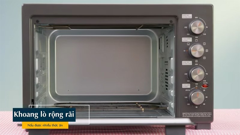 Khoang l&ograve; rộng r&atilde;i của l&ograve; nướng Toshiba TL-MC40EZF(GR) 40 l&iacute;t