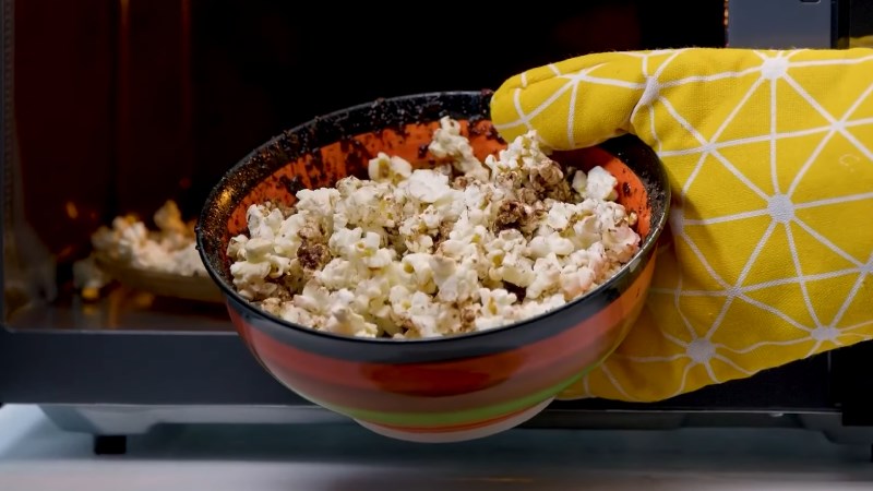 bắp rang bơ bằng l&ograve; vi s&oacute;ng Bluestone MOB-7833 25 l&iacute;t