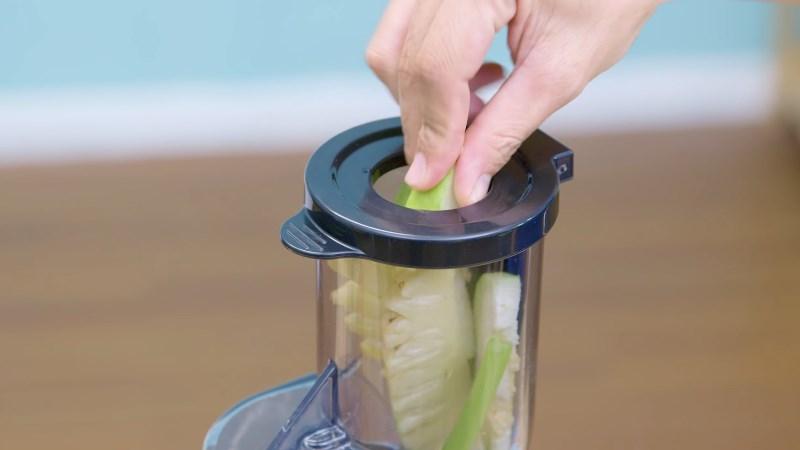 Cho nguy&ecirc;n liệu v&agrave;o m&aacute;y &eacute;p chậm Crystal GS-137L