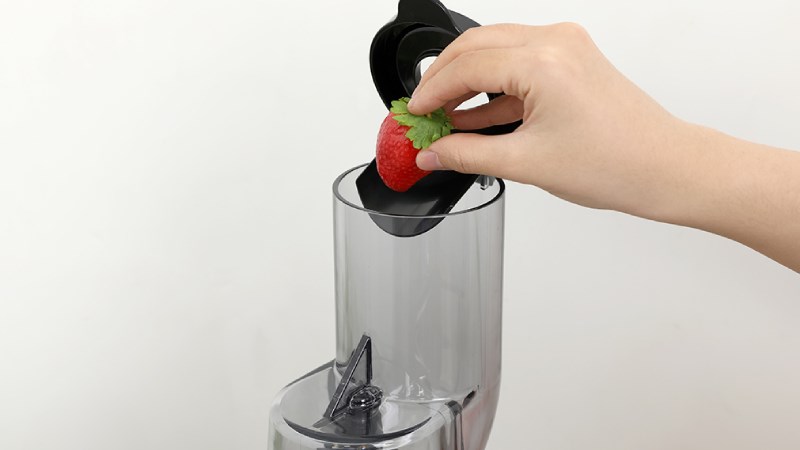 Ống tiếp nguy&ecirc;n liệu của m&aacute;y &eacute;p chậm Crystal GS-137L